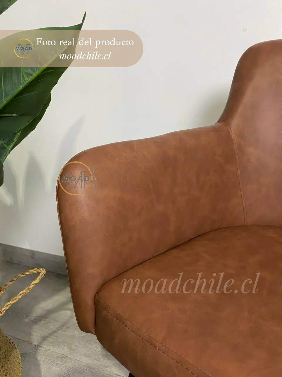 BUTACA ALBANIA ECOCUERO CON PATAS NEGRAS Y ANTEBRAZOS