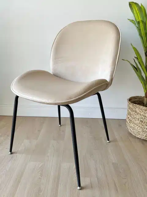 SILLA BEETLE CON PATAS NEGRAS