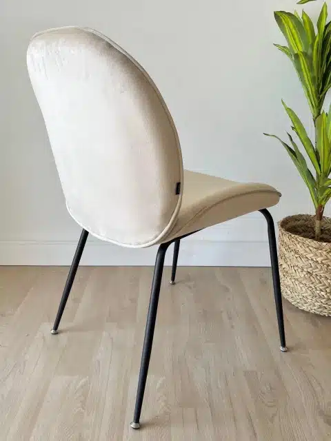 SILLA BEETLE CON PATAS NEGRAS